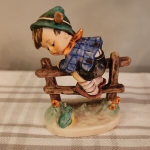Goebel HUMMEL figurine RETREAT TO SAFETY